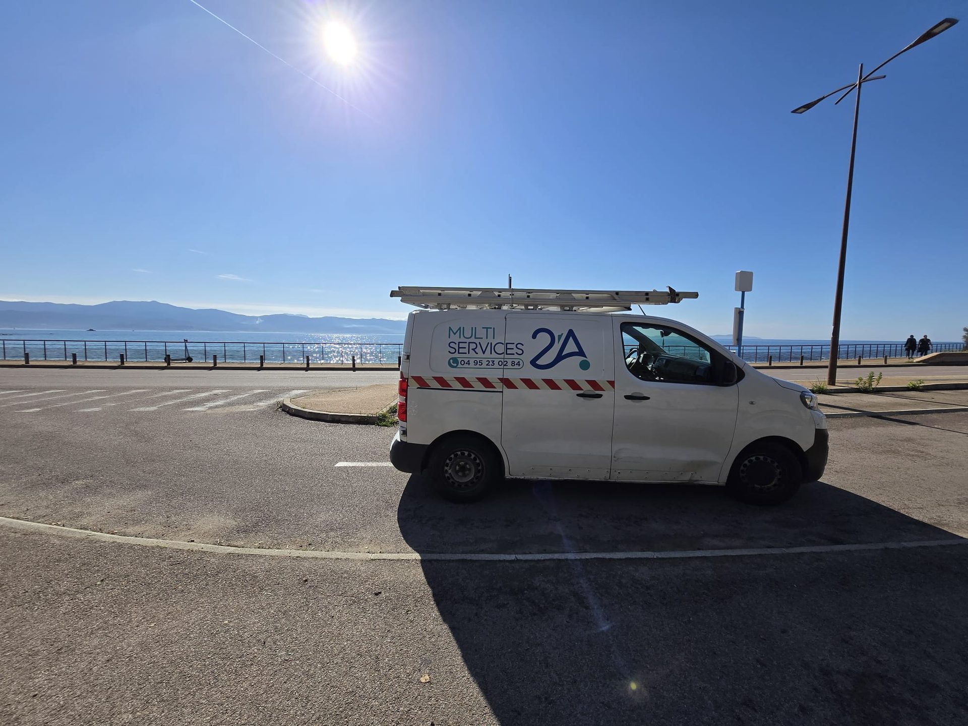 Véhicule d'intervention MULTI SERVICES devant le golfe d'Ajaccio